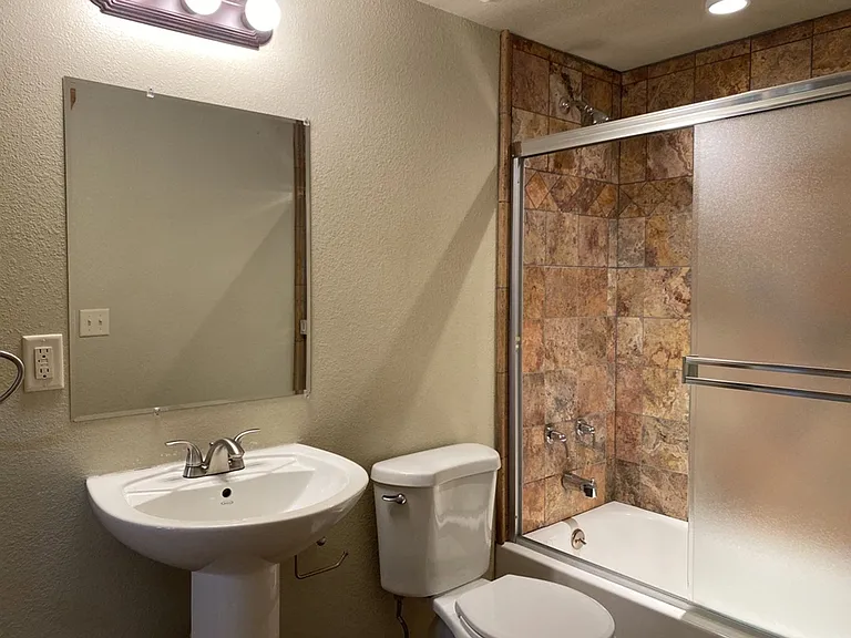 517 Endicott St — Photo 14