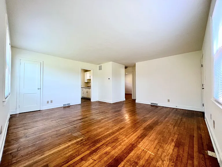 Latham Park Manor — Photo 24