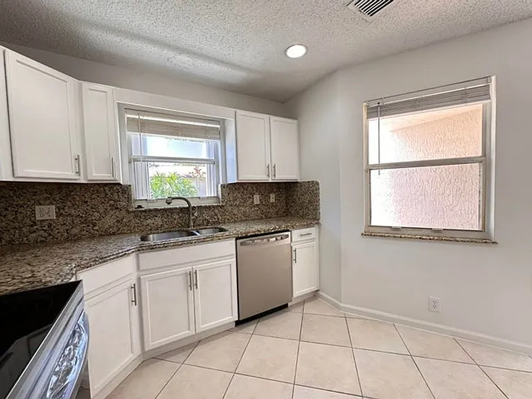 703 Crosswinds Dr — Photo 3
