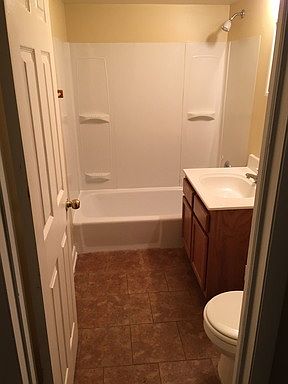 5th image of 914 Parkwood Dr APT 2W