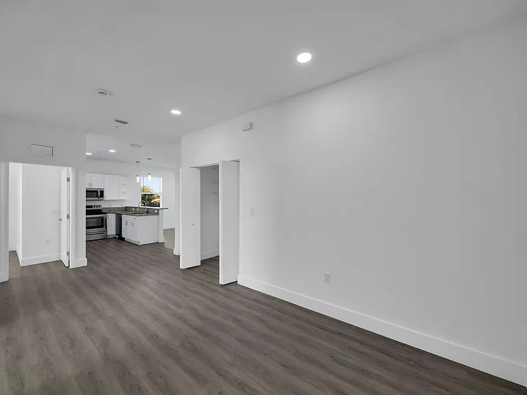 275 SW 4th St #220 — Photo 37