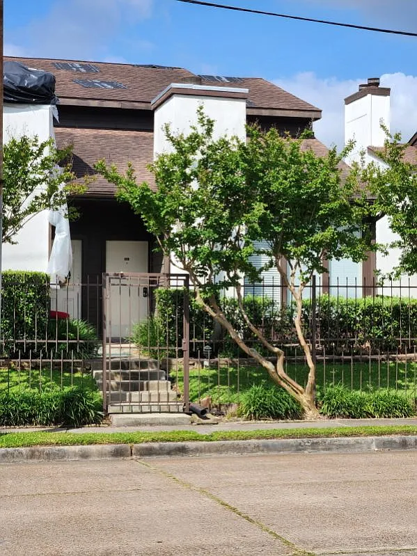 8020 Braesmain Dr — Photo 2