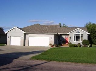910 Par Tee Dr, Hartford, SD 57033