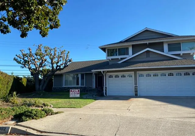 2 car garage
plenty of street parking
cul de sac - Beauty! - 882 S Fairmont Way