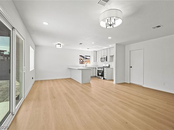 5th image of 544 E Rolly St