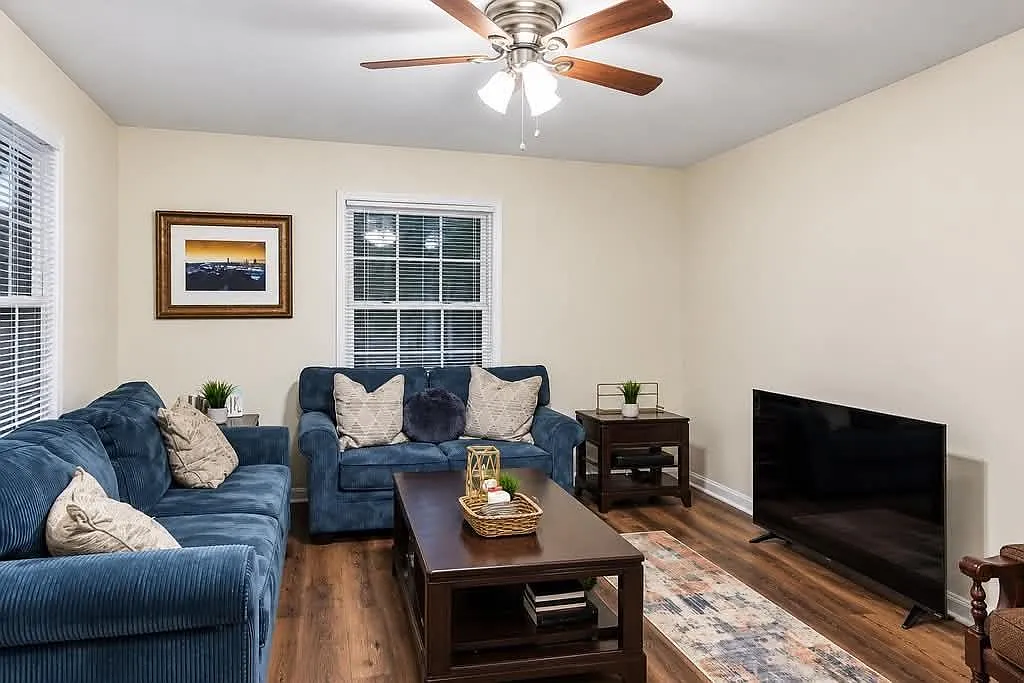 3 bed, 2.0 bath, 1216 sqft, $2,200 — Photo 3