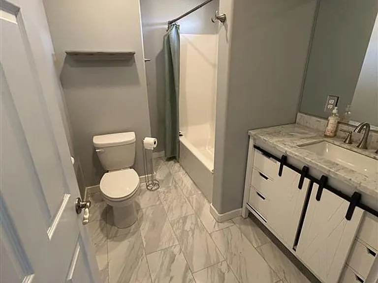 211 Baker St — Photo 15