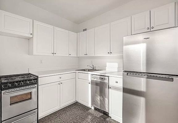 4th image of 207 E 37th St #9S