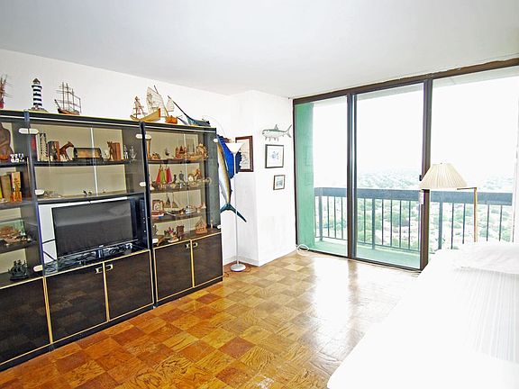 5th image of 27010 Grand Central Pkwy APT 30D
