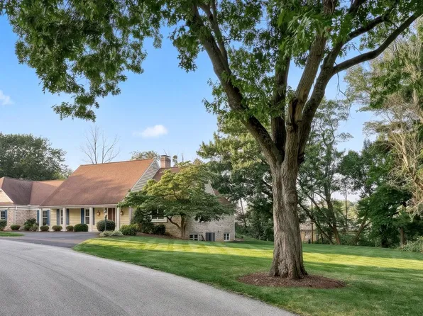 1 W Lawn Cir, Wormleysburg, PA 17043