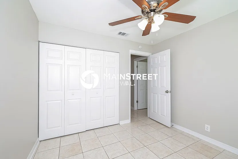 820 E Flag Ln — Photo 2