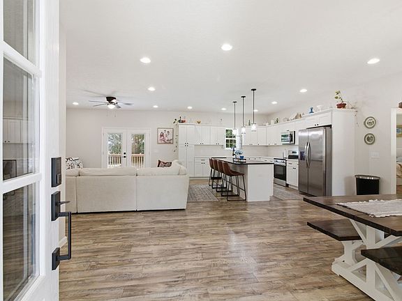 4th image of 33 King Arthur Dr
