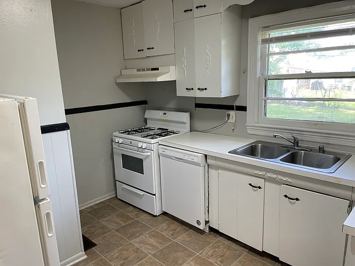 3 bed, 1.0 bath, 1094 sqft, $1,095 — Photo 4