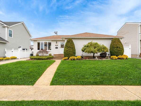 3609 Woodward Avenue, Seaford, NY 11783