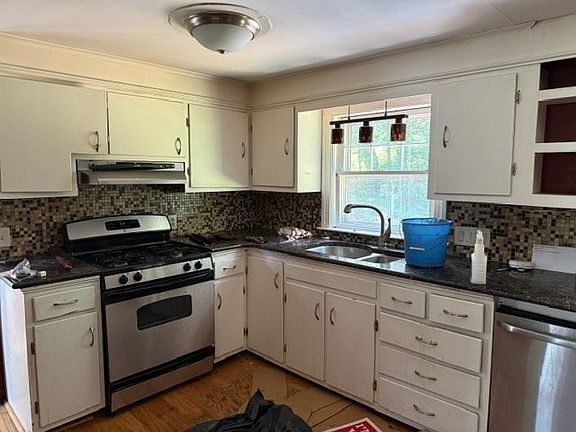 4th image of 1592 Elm St