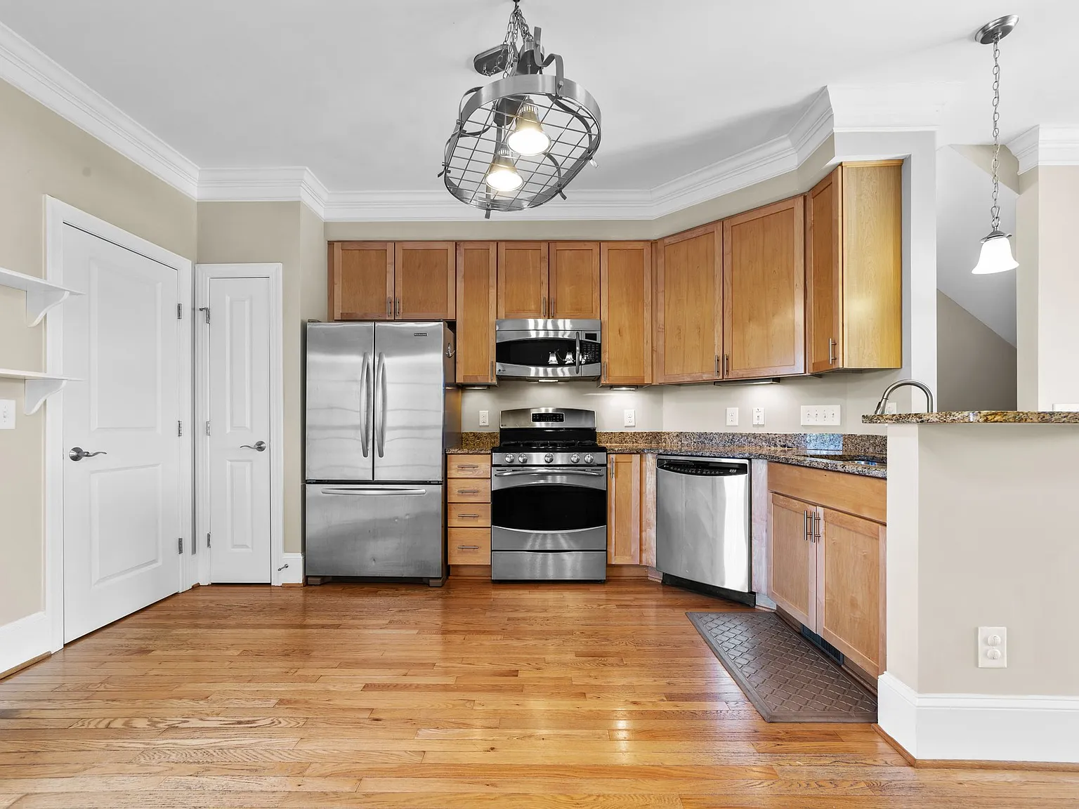 3 bed, 3.5 bath, 1737 sqft, $1,900 — Photo 3