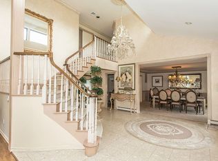 11 Phaetons Dr, Melville, NY 11747