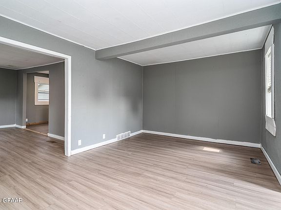 3rd image of 512 W 6th St