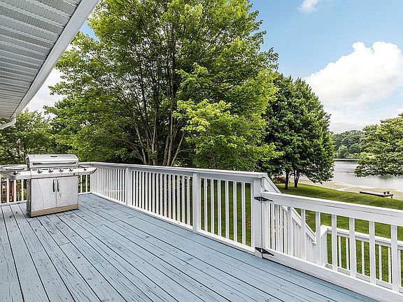 5th image of 111 Deer Trail Dr