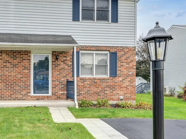 51 Meadowview 1/2 Dr, Hanover, PA 17331