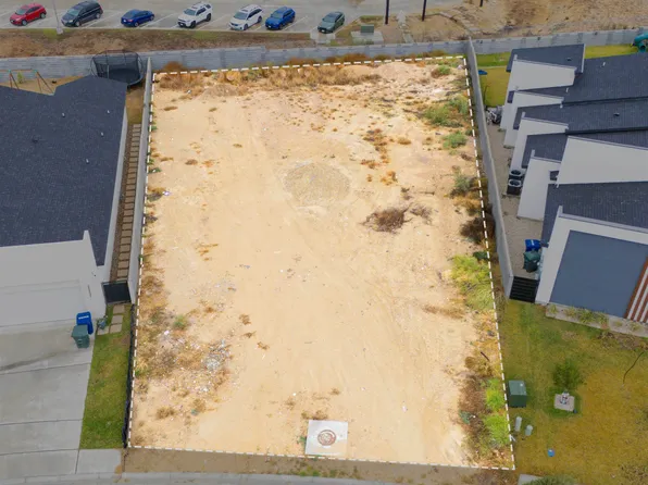 112 Las Palmas Dr, Laredo, TX 78045