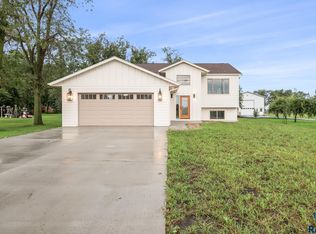 851 N 4th Ave, Canistota, SD 57012