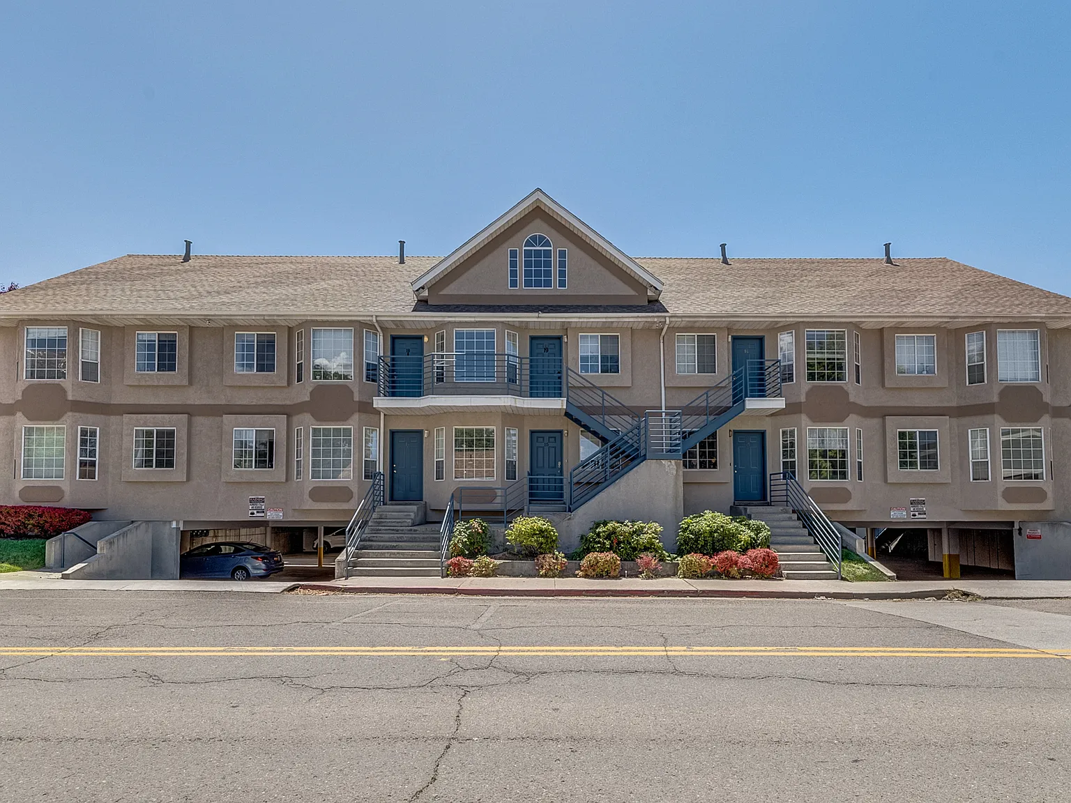 3 bed, 1083 sqft, $605 — Photo 1
