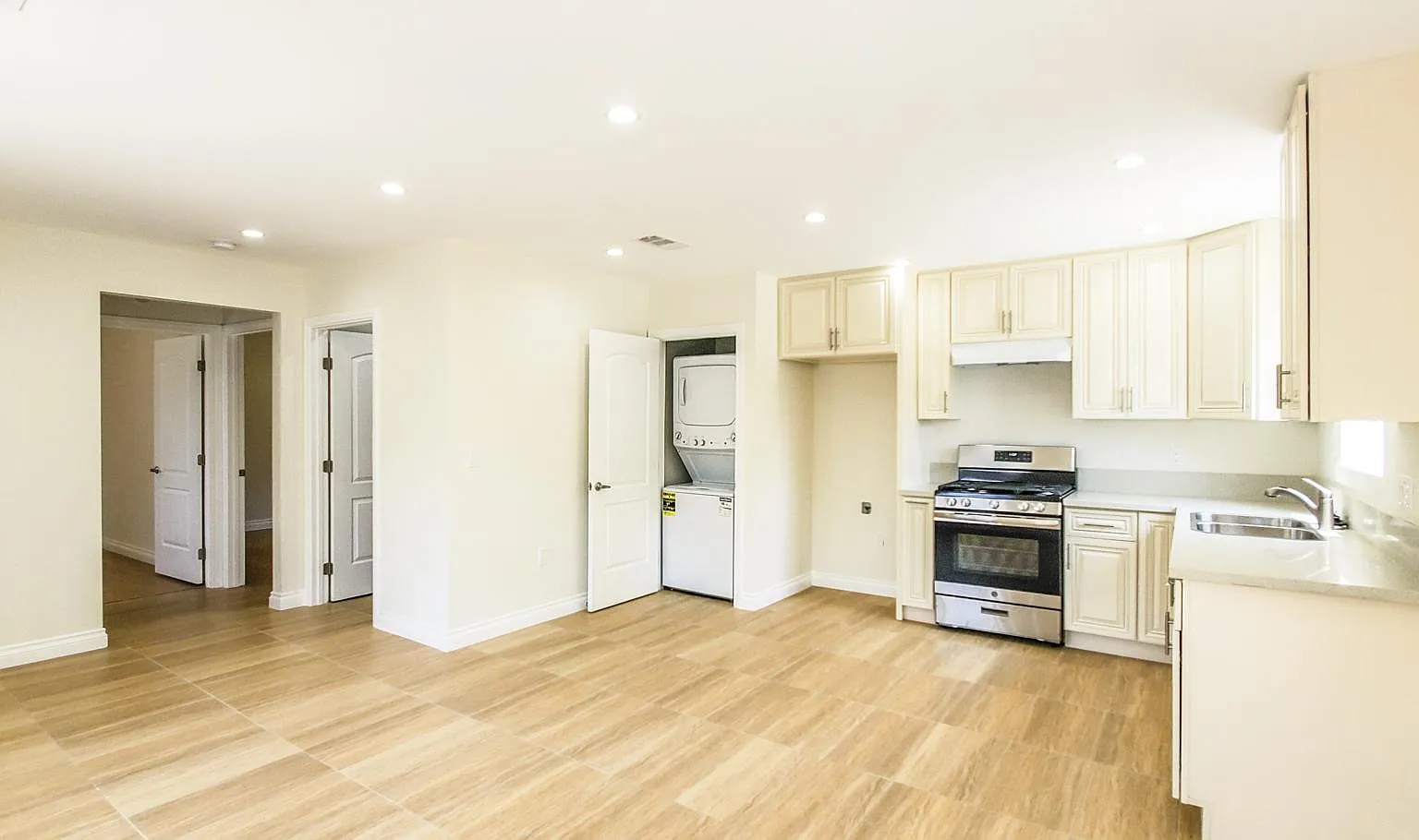 2 bed, 950 sqft, $2,700 — Photo 1