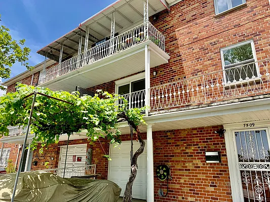 Rented by Halvatzis Realty | media 16