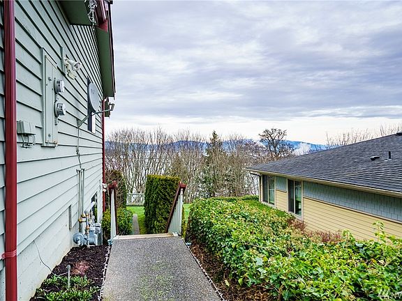 Walk way to the right of the building and stairs to the lower unit, unit B.
