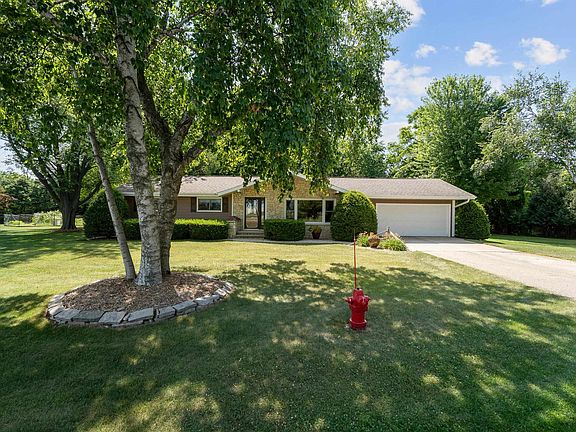 2nd image of W6462 Lakeview Ct