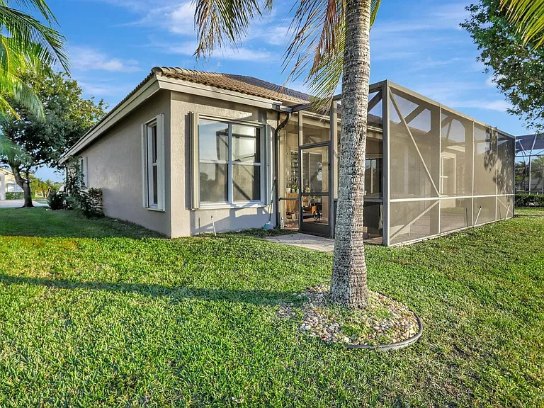 6355 NW 107th Ter — Photo 37