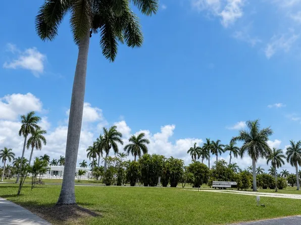 90 Sycamore Ln, Fort Myers, FL 33908