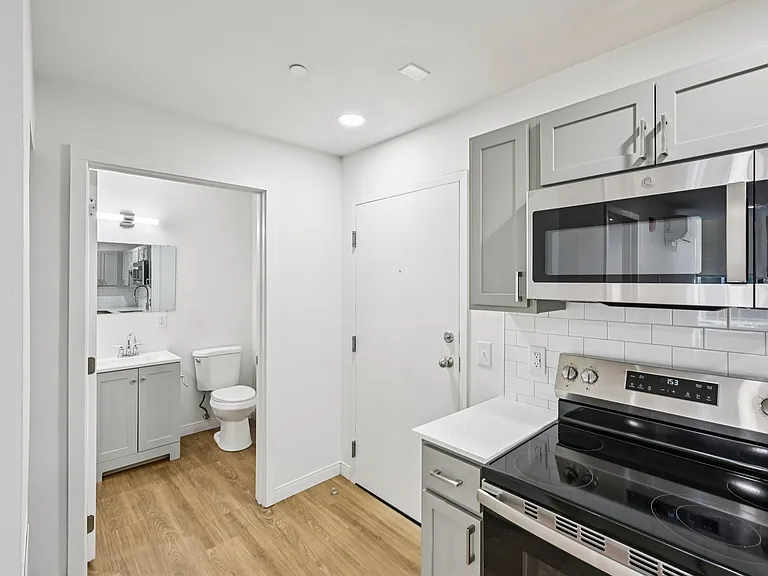 Hamilton Apartments — Photo 23