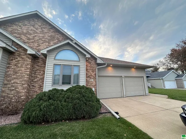 941 Starview Dr, Hinton, IA 51024