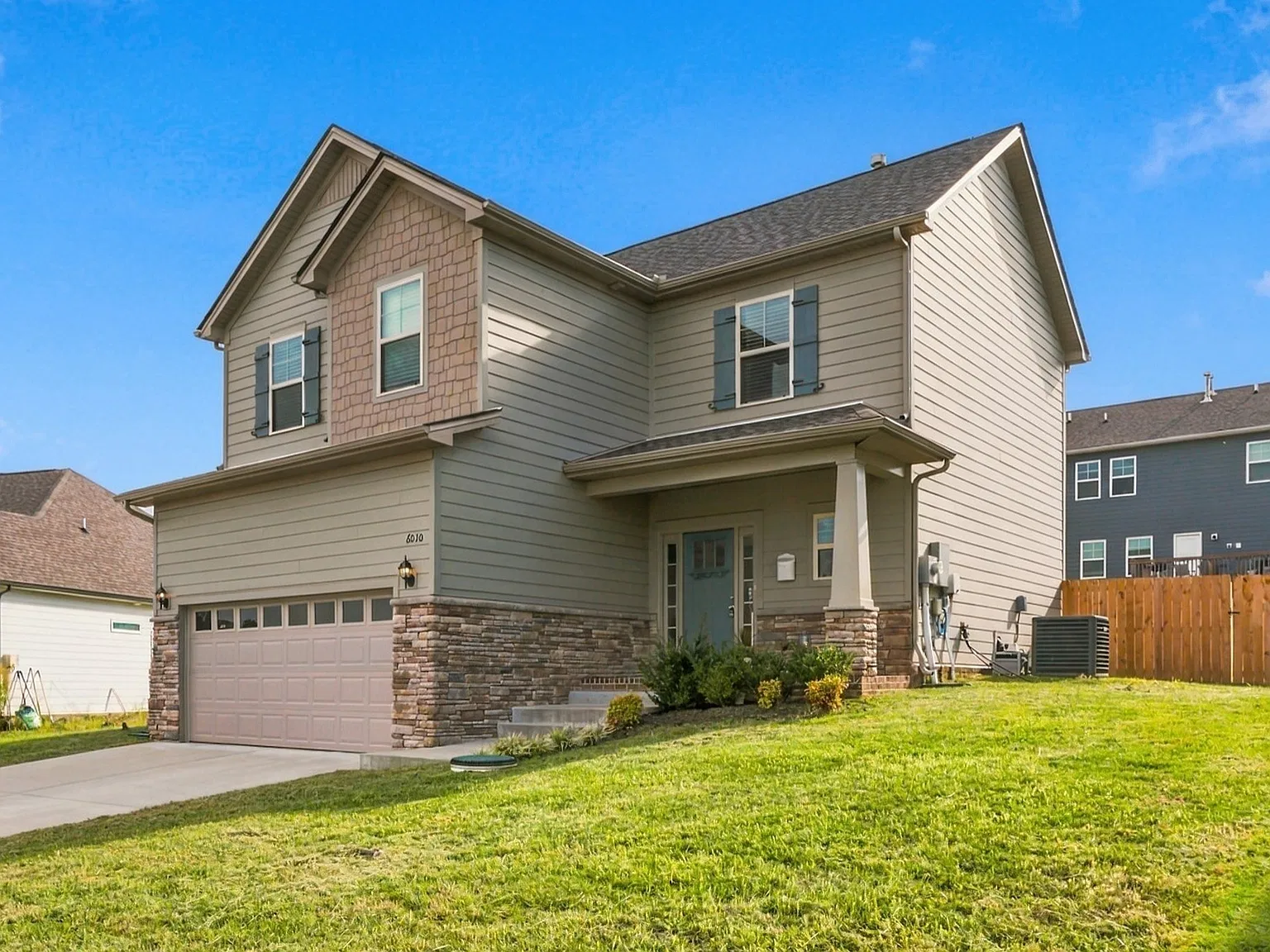 3 bed, 2.5 bath, 1744 sqft, $2,400 — Photo 2