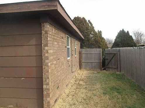 4th image of 221 NW 12th St