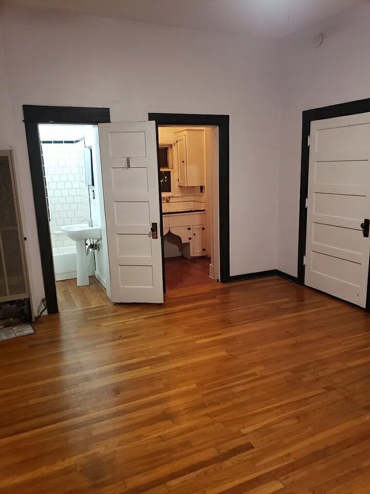 404 S 5th Ave — Photo 2