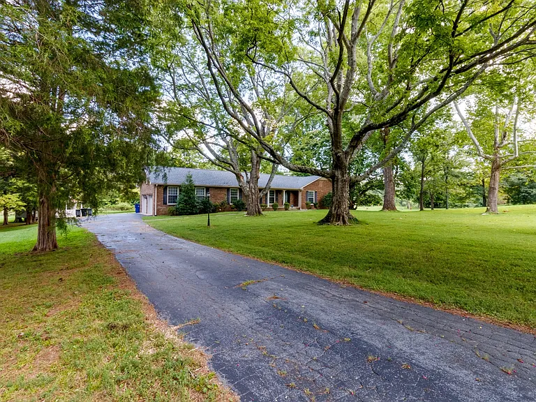 1735 Cedarcroft Dr — Photo 10