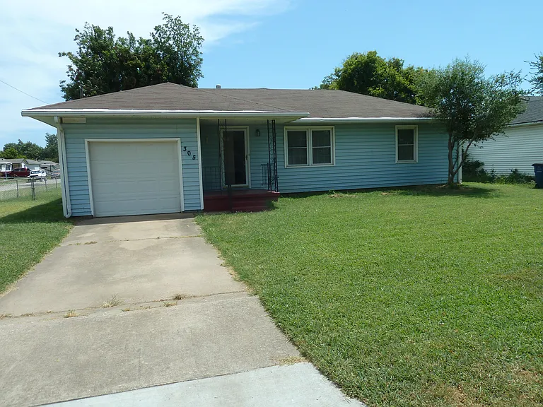 305 S 46th Ave W — Photo 1