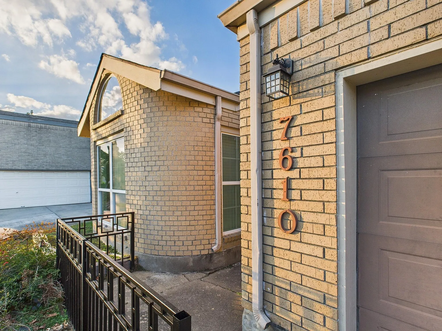 3 bed, 2.5 bath, 2348 sqft, $3,099 — Photo 1