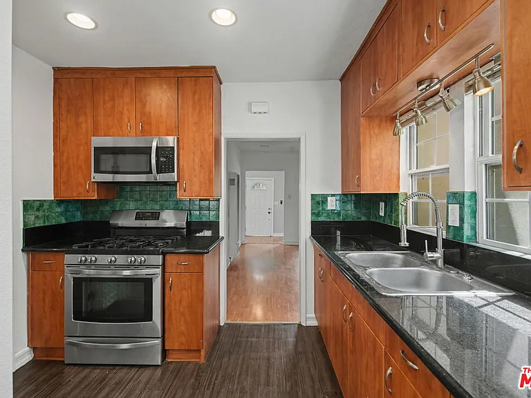 807 Annan Ter — Photo 11