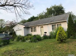 21 Gregory Ln, Central Islip, NY 11722