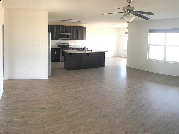 3rd image of 414 E Petunia Dr