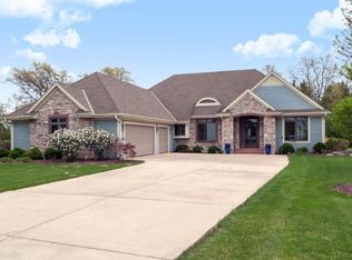 102 Kestrel Way, Hartland, WI 53029