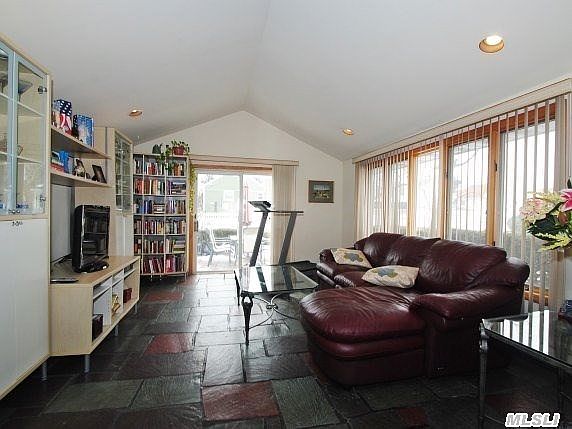 5th image of 203 W Waukena Ave