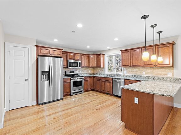 4th image of 215 Rangeway Rd #12