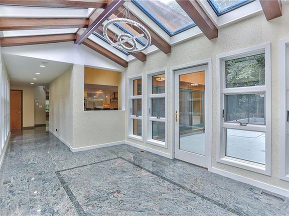 4th image of 101 Manor Dr