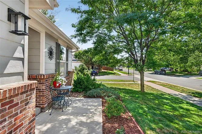 15895 Robins Dr, Denver, CO 80239 — Photo 2