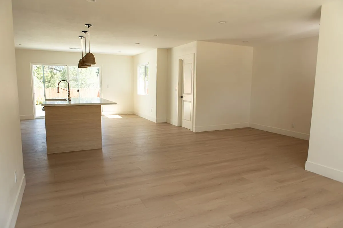 3 bed, 2.0 bath, 1300 sqft, $4,750 — Photo 1